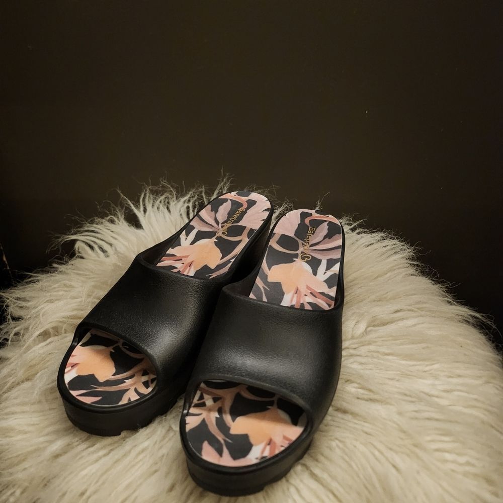 NWOT BareTraps Black Wedge Sandals